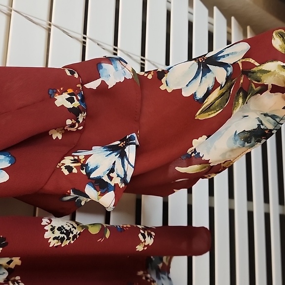 Signature STUDIO Floral Maroom Sheer Bell Sleeve Ruffled Top Large - Picture 5 of 7